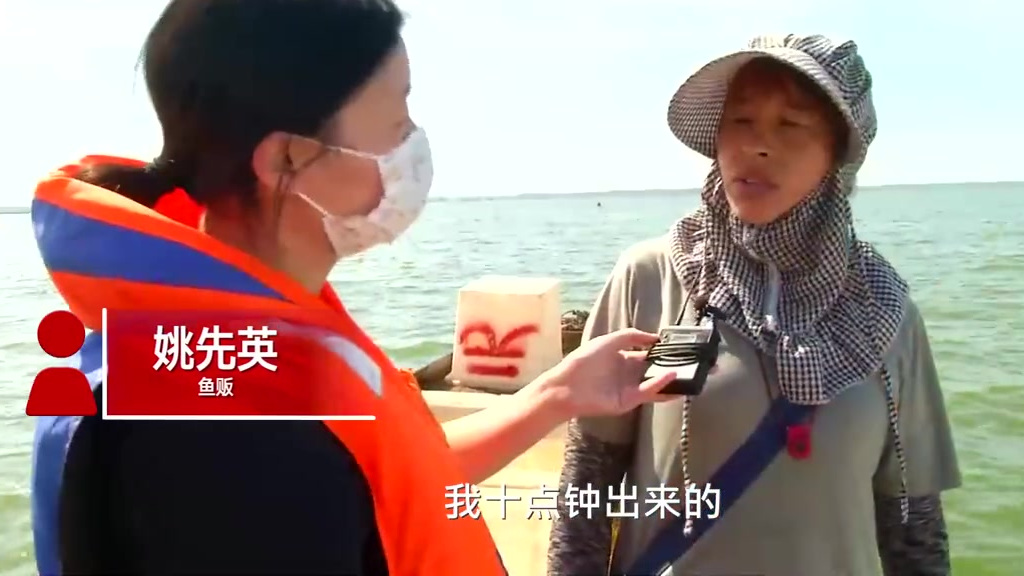 【湖北斧头湖开湖 百艘渔船下湖打渔,渔民:今年鱼都丰收了】10月17日,湖北咸宁。斧头湖正