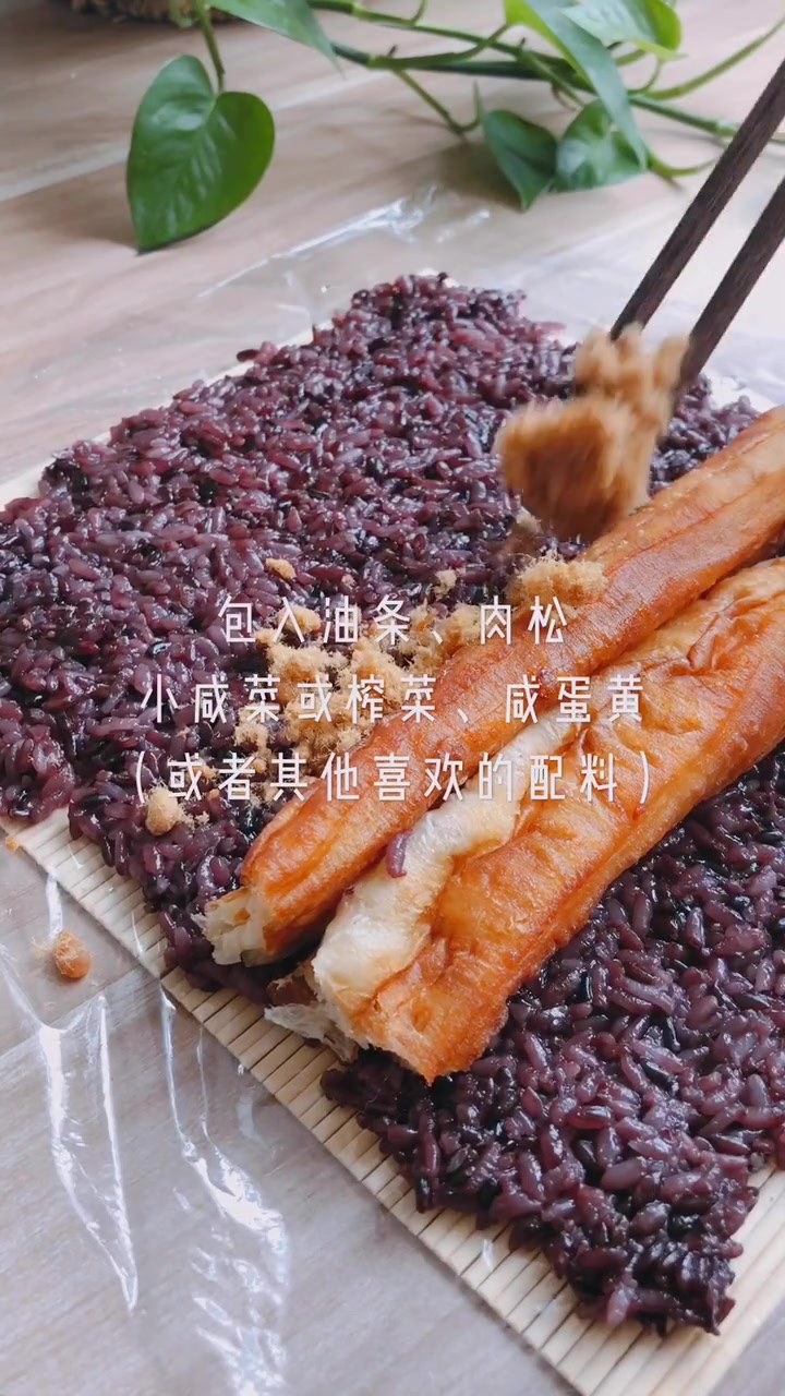 糯米饭包油条的做法。
