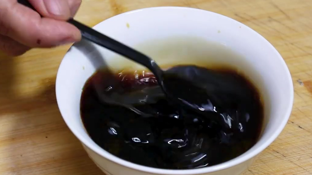 煎鱼时最忌直接下锅,教你一招! 鲫鱼 美味食谱 家常菜 生活妙招 烹饪技巧 煎鱼时最忌直接