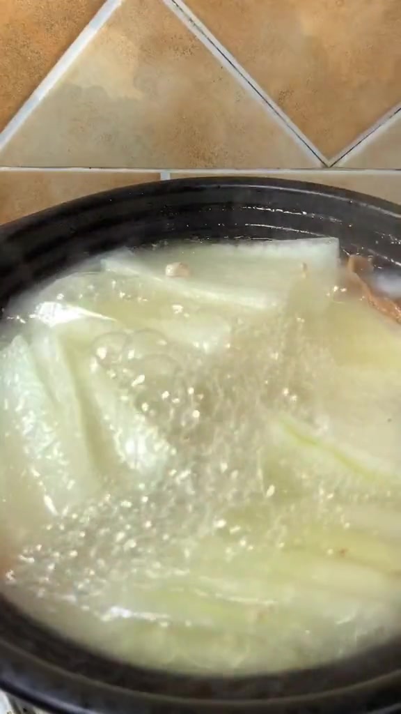 烤鸭鸭架汤的做法。
