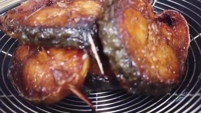 【熏鲅鱼】熏鲅鱼入口甜、咸、香,鲜味十足,口感紧实酥软。许多胶东人就钟爱这一口熏鲅鱼,经典