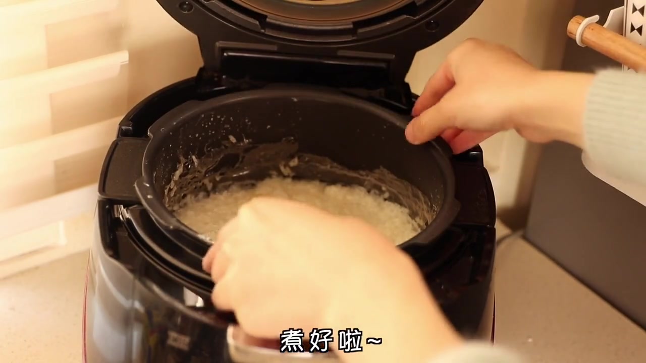 糯米饭包油条的做法。