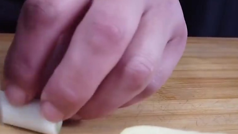 【熏鲅鱼】熏鲅鱼入口甜、咸、香,鲜味十足,口感紧实酥软。许多胶东人就钟爱这一口熏鲅鱼,经典