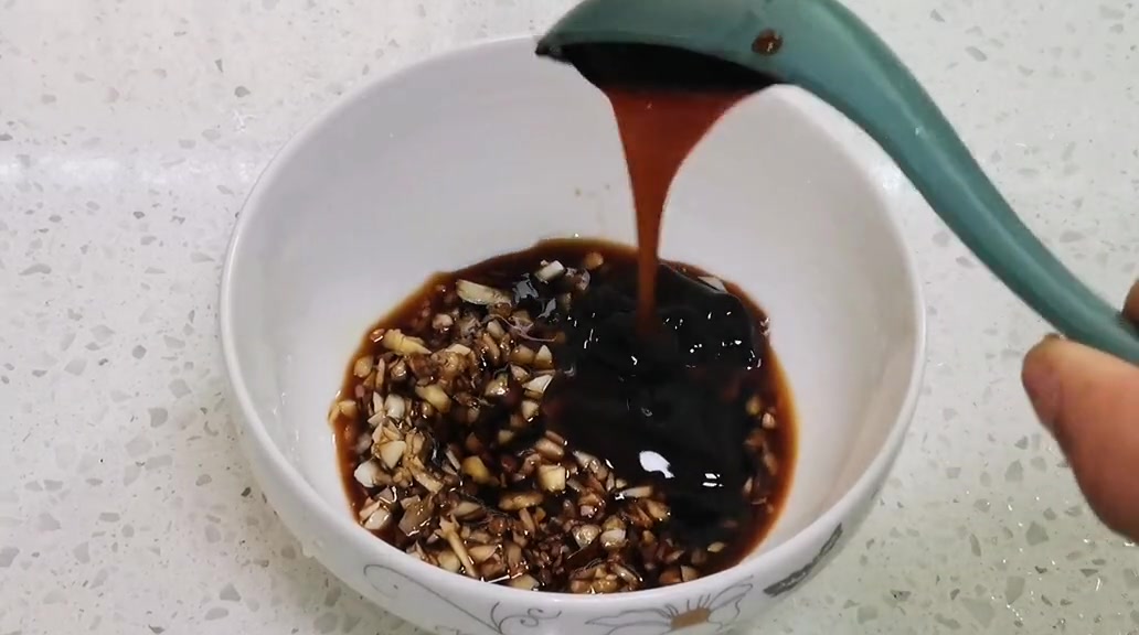 凉拌豆芽的做法。