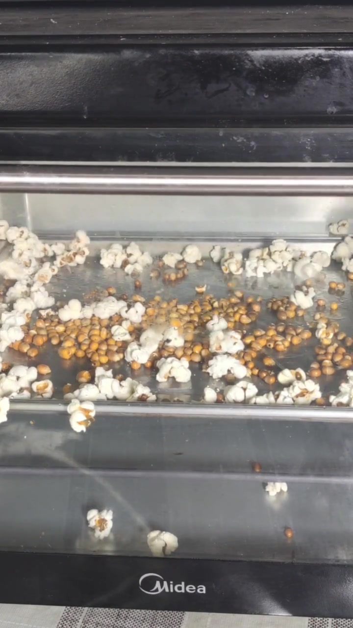 烤箱爆米花的做法。