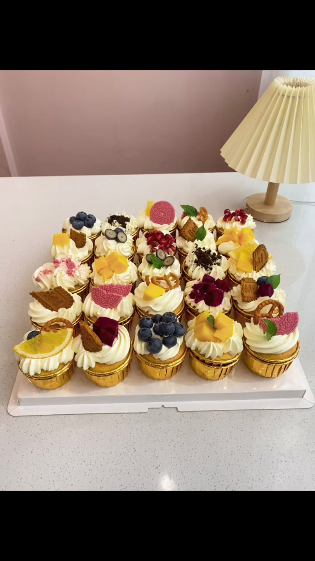 今天教大家制作一款现在特别流行的纸杯蛋糕,以及急单应急处理