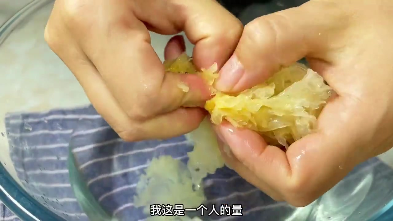 #美食分享#先马后看!秋冬季节里的一杯小吊梨汤,它可是是冬天里的最佳热饮了,有润肺化痰的运