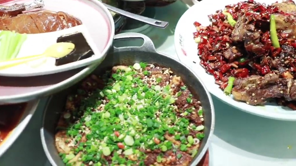 #元气爱豆的日常#来到苟哥的主场怎么能不酣畅淋漓的来一顿川菜呢!但是!怎么可能那么轻易的就