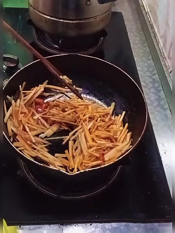 土豆炒胡萝卜丝的做法。