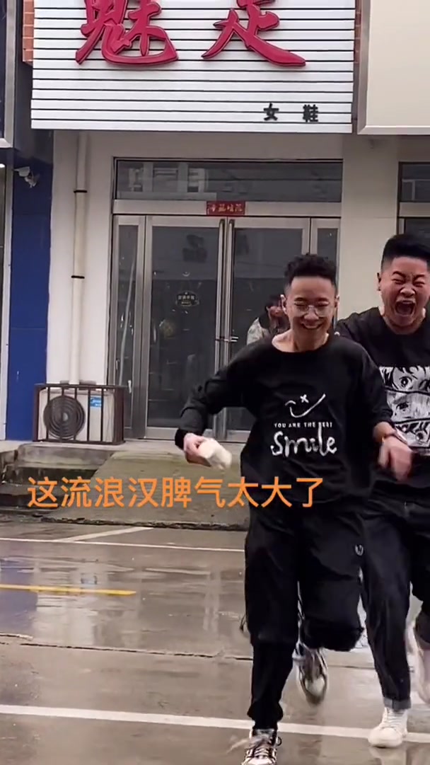 门口的流浪汉看着可怜,刚热的馒头让男孩送去,差点被他打一顿