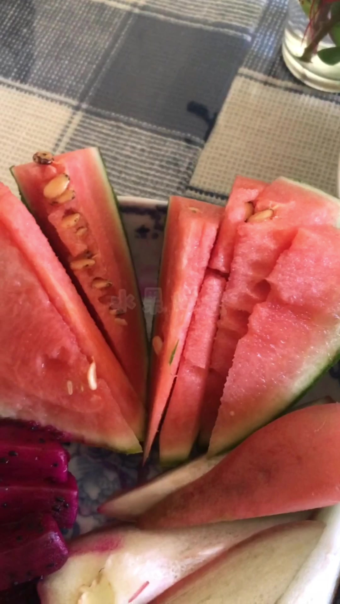 跟妈妈学,三菜一汤荤素巧安排 这样的午餐你喜欢吗?三菜一汤荤素杂粮全有 凉拌莴笋 茭白炒肉