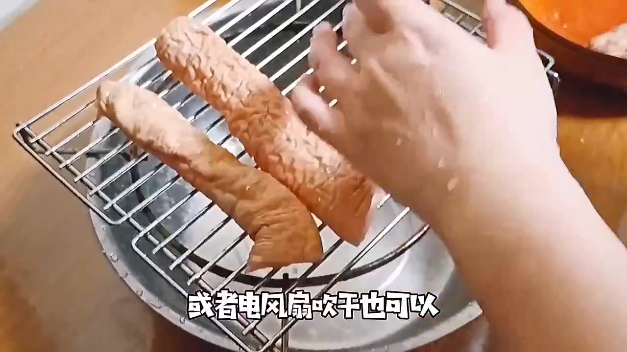 炸大肠的正宗做法。