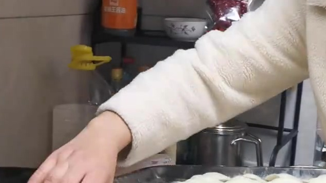 【业主深夜给做核酸医护送热饭热菜 心疼表示:都还是孩子呢】10月23日晚,贵州遵义一个小区