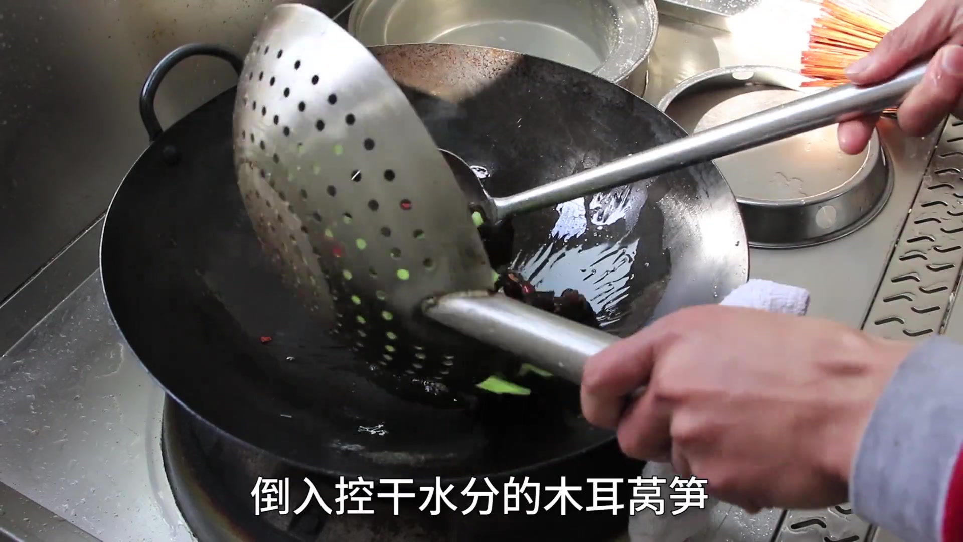 莴笋炒木耳的做法。