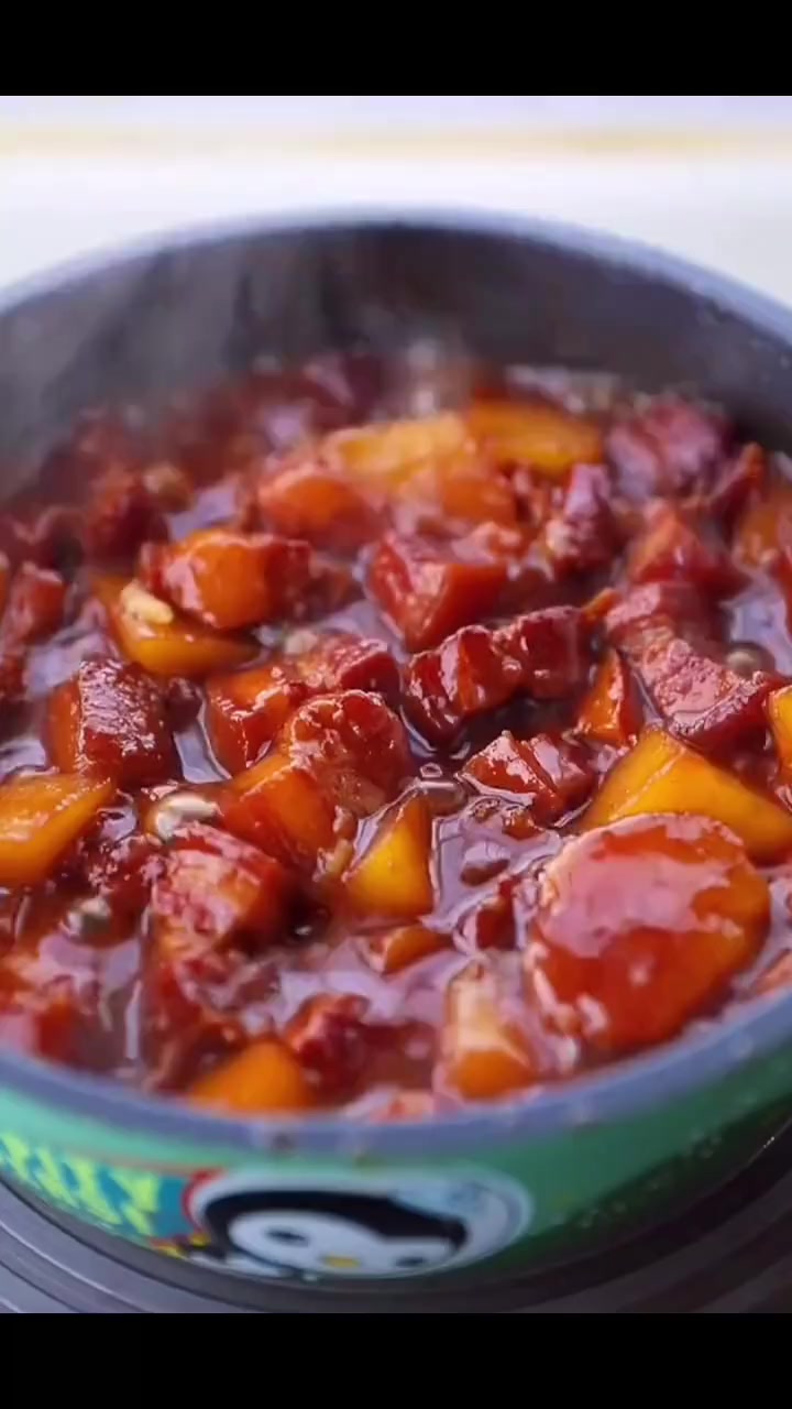 红烧肉炖土豆的家常做法。