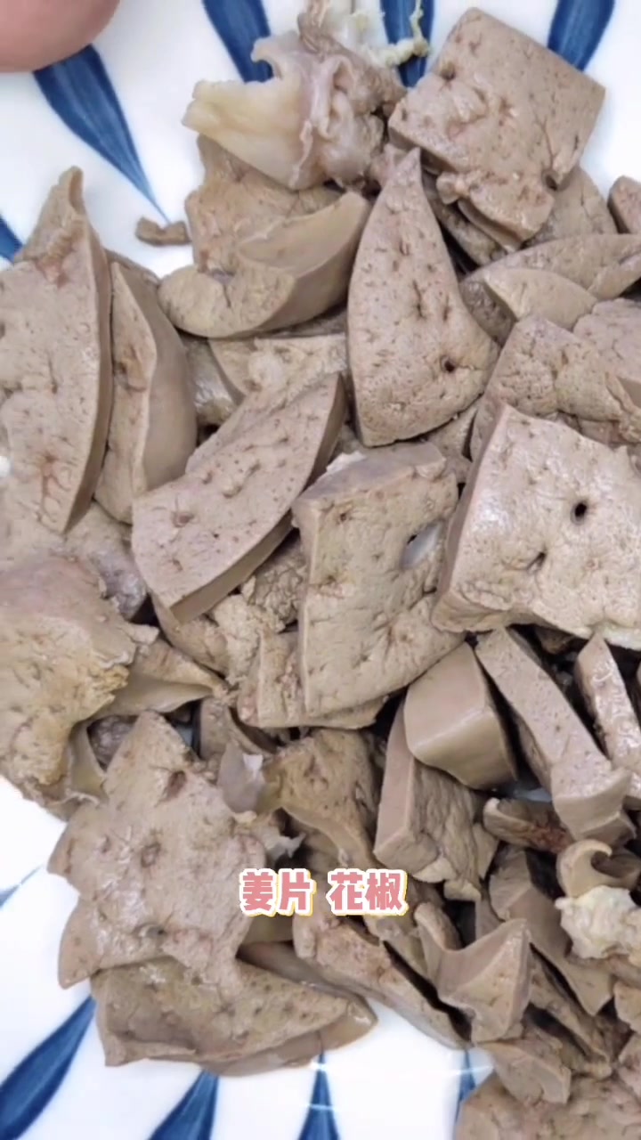 葱爆炒羊肝的家常做法。