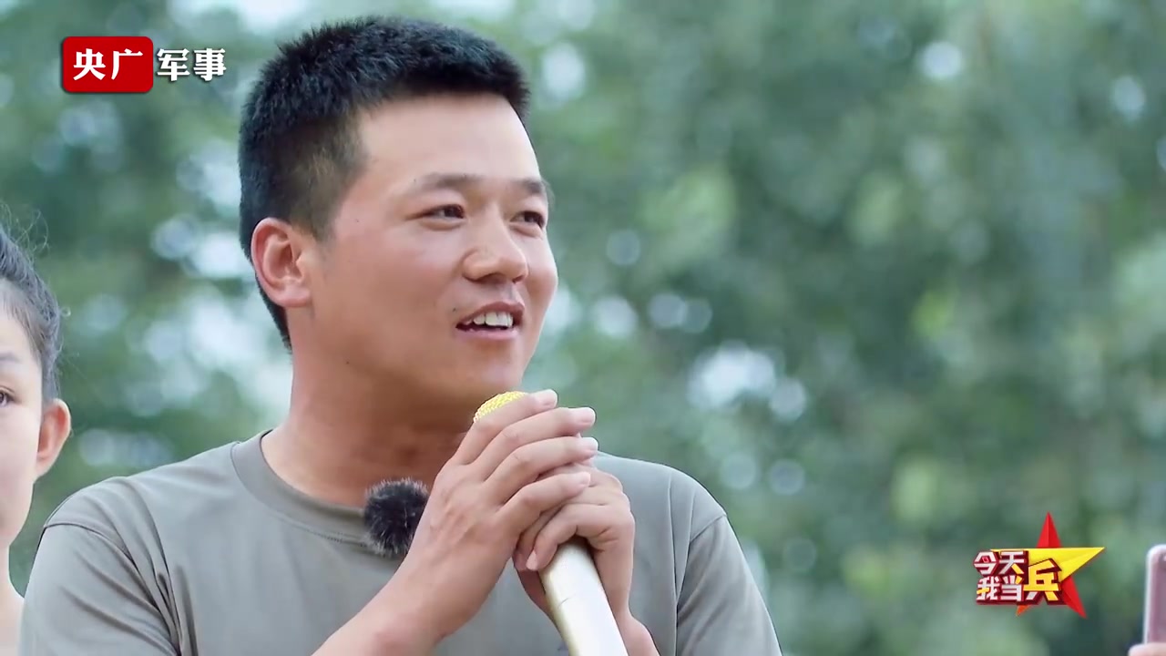 【班长生日和妻女通话强忍着泪水】在第81集团军某工化旅,今天我当兵第二季8位国防少年为过生