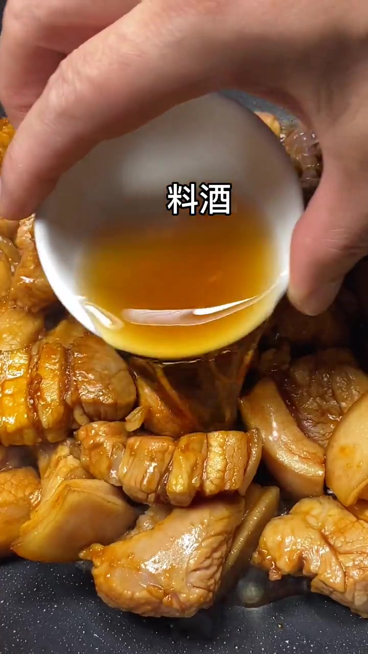 萝卜烧肉的家常做法。