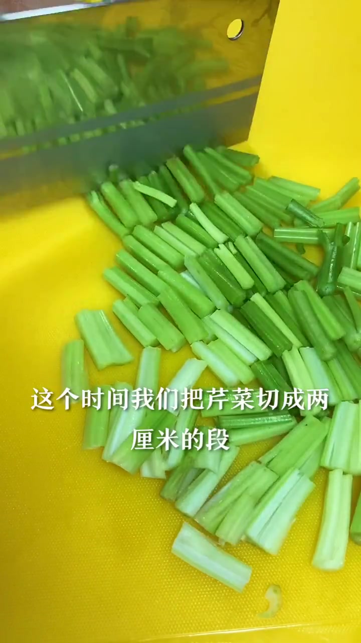 凉拌花生米芹菜的做法家常
