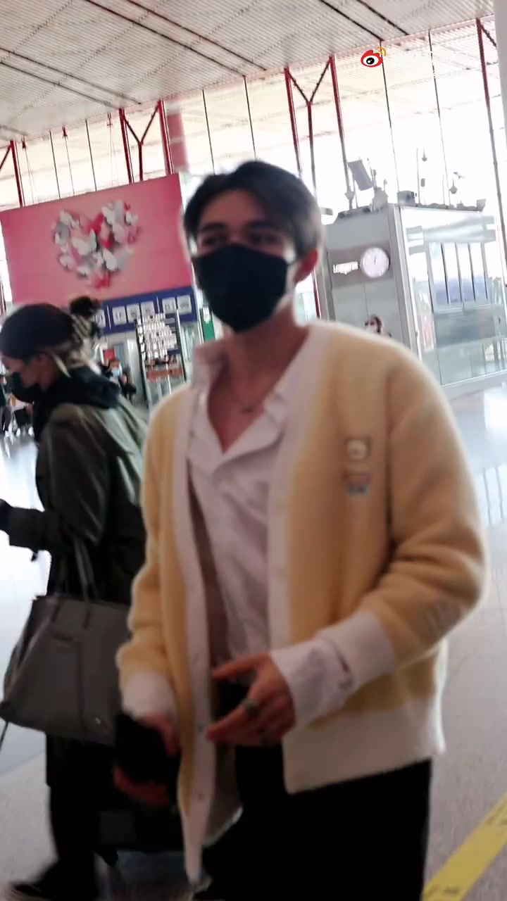 【反转魅力庆怜】庆怜私服look公开❗身穿淡黄色小熊针织开衫搭配黑色工装裤,可爱与温暖兼具