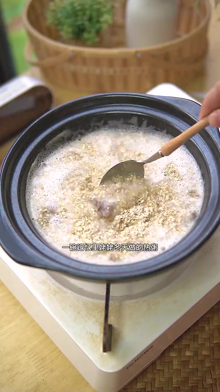绝了5分钟搞定减脂低卡皮蛋瘦肉粥 #领潮新势力# 材料:牛肉、燕麦皮、皮蛋 切好的牛肉倒入
