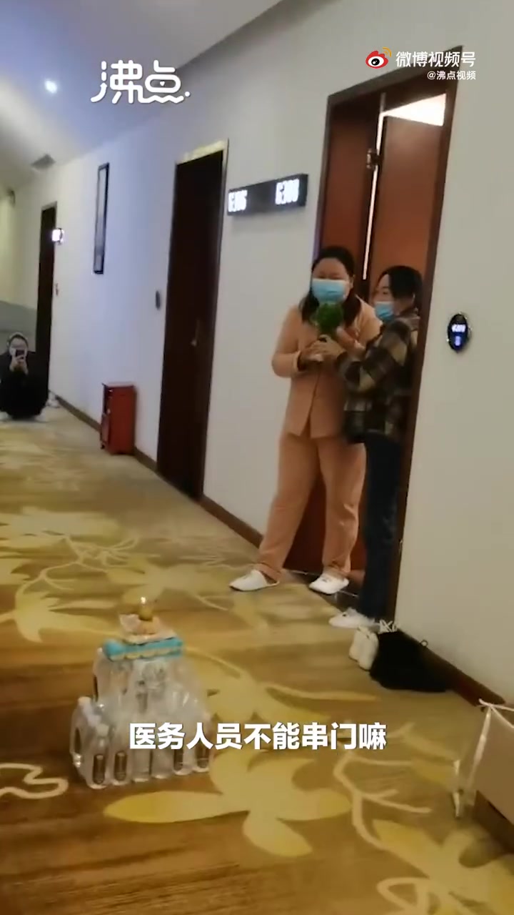 【遵义医护用橘子火柴做蛋糕为队友庆生拍摄者:希望疫情早点结束[抱抱]】10月26日,贵州遵