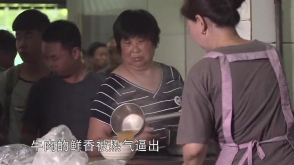 河南人有多爱喝汤,河南古都洛阳有“八大汤”之说,其中洛阳牛肉汤人气值超高~现切的黄牛肉与热