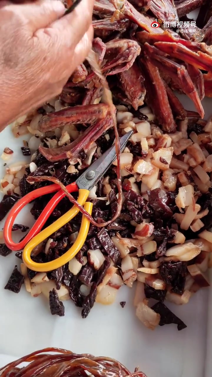 横山鸭扎包,珠海市斗门莲溪镇的特产。镇上有很多家作坊,都在横山市场门前摆摊,兼现场作业。在