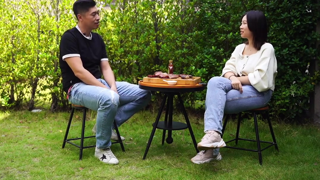 山东人张瑞今年40岁,凭借分享高端烤肉的做法在网络走红,收获粉丝超200万。在此之前,他也