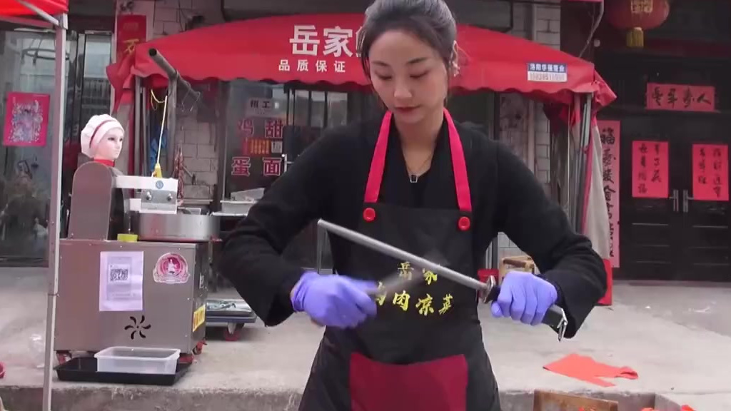 【26岁三孩妈妈卖猪肉走红:顾客点名只要她切的肉】据后浪视频 报道:10月28日,河南洛阳