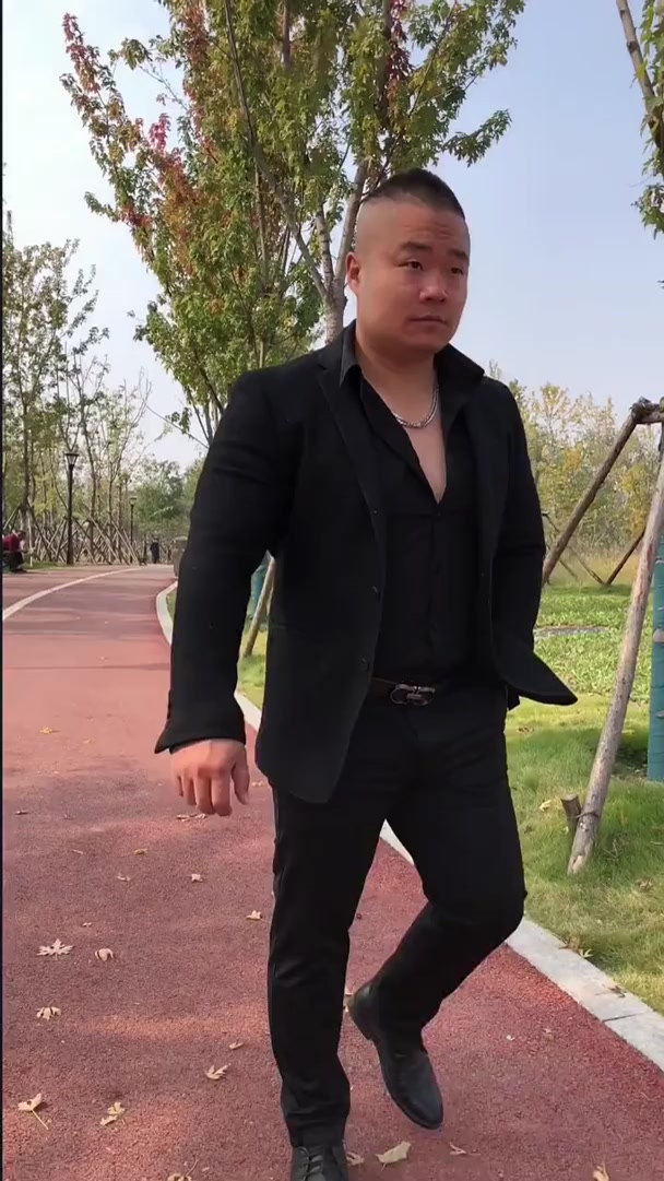 第一次见这么霸气的肌肉男,这俩下子,不当保镖可惜了!