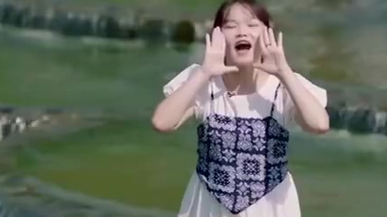 来到浏阳的小河乡,这里不仅有网红坝、鳄鱼湾,还有村民画的风俗墙,汪涵、@杨迪 @沈梦辰 带