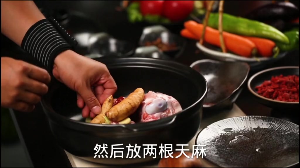 天麻煮骨头汤的做法。
