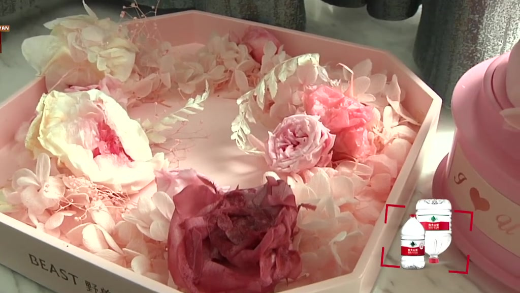 【情侣吵架把礼物放门口被保洁扔了 失而复得谈责任】华先生前段时间跟女友吵架了,女友把他送的