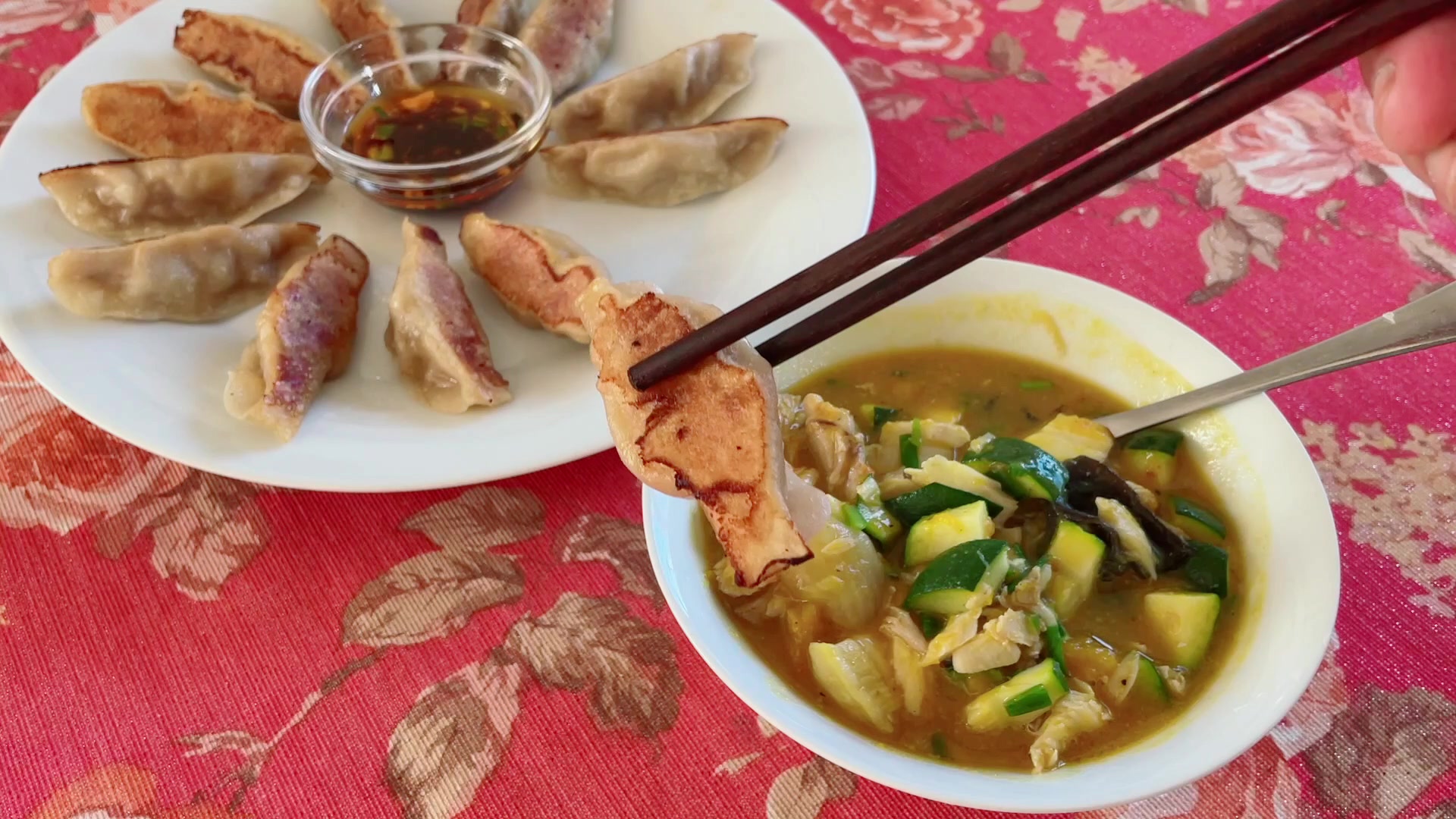 幸福的一人午餐 老公不在家,正好可以慢吞吞的和面、剁馅、包饺子、拍照,然后坐下来慢慢去品味