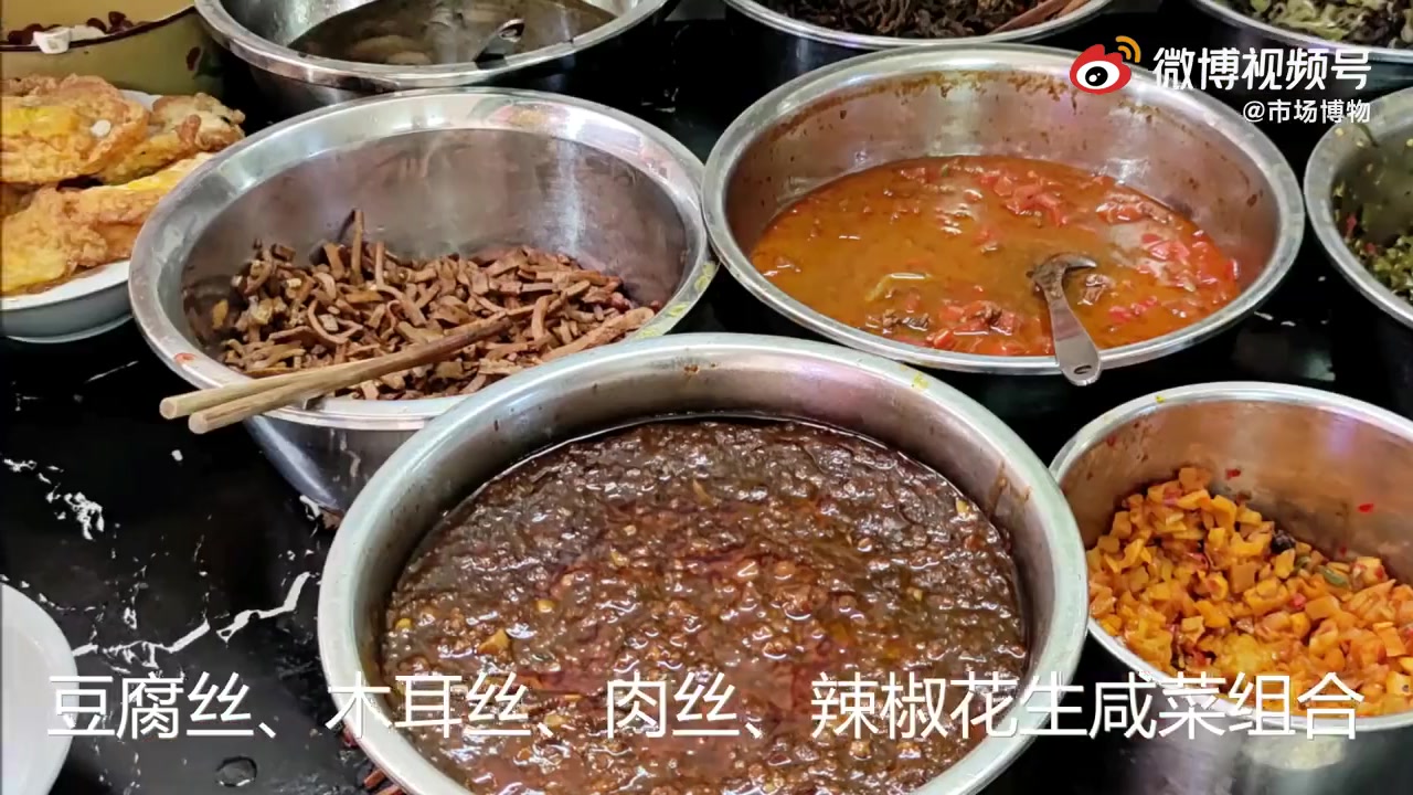江西修水的早餐,质朴本色,重觅儿时感觉。江西修水,早起去逛市场,并不饿。但看到粉店的小妹,