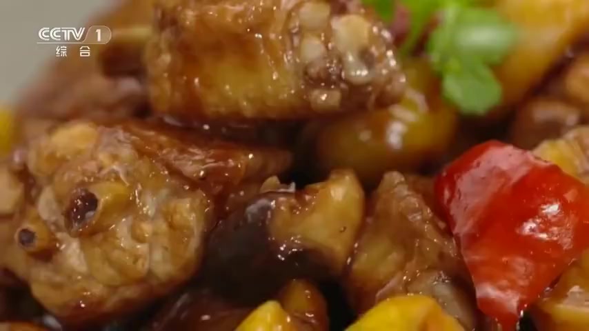 #中国味道# 【板栗烧鸡翅】汁浓味厚的鸡翅搭配软糯清甜的板栗,这道口感丰富的美食如何制作?