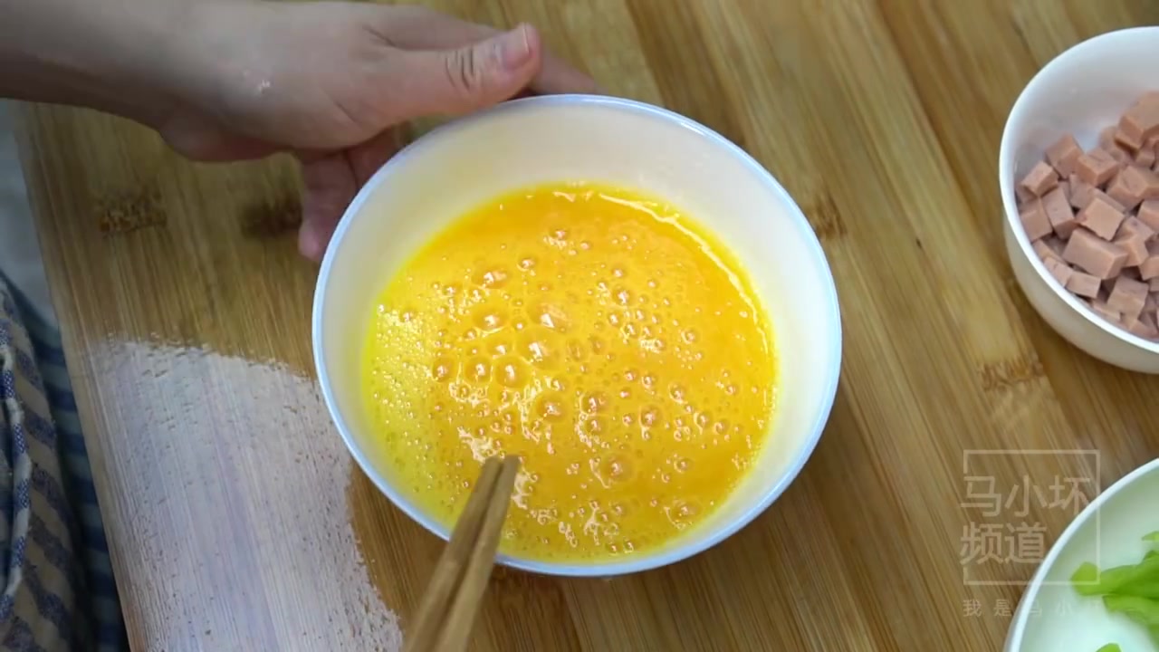 【尖椒午餐肉煎蛋】很简单的家常菜,出锅香味四溢,吃一口满嘴香,马住试试~