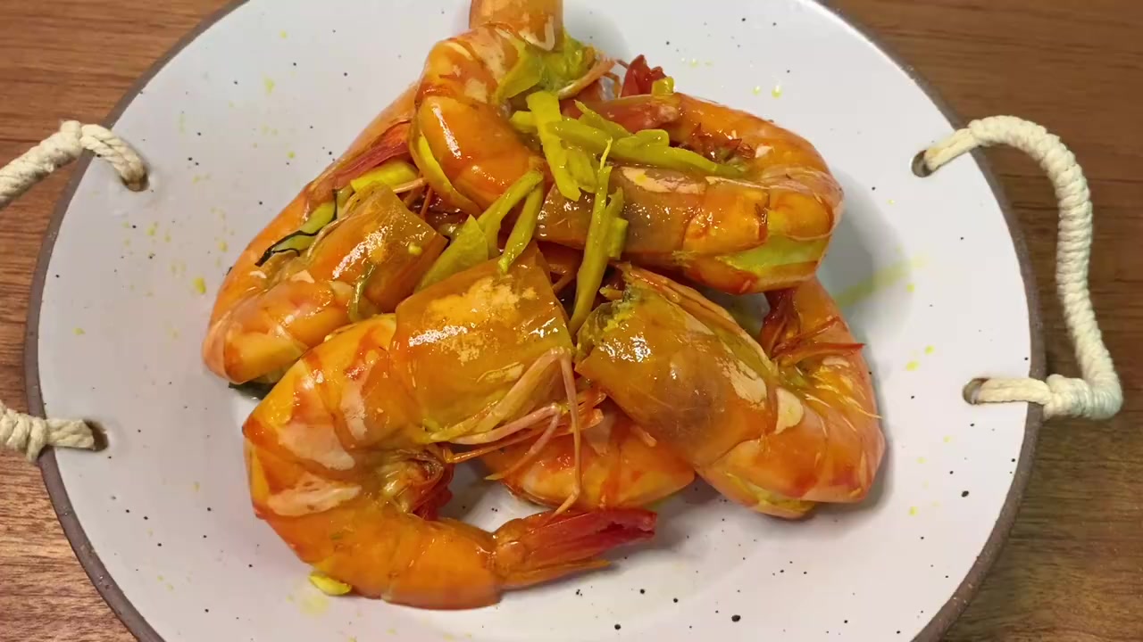 鲜嫩入味,超好吃的家常版盐焗虾做法!快收藏 今天分享一道家常菜～ ???????????? 盐焗大虾,鲜嫩入