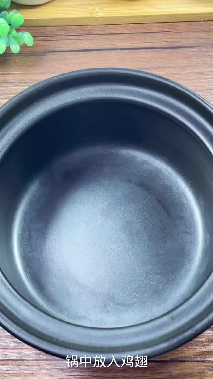 土豆炖鸡翅的家常做法。