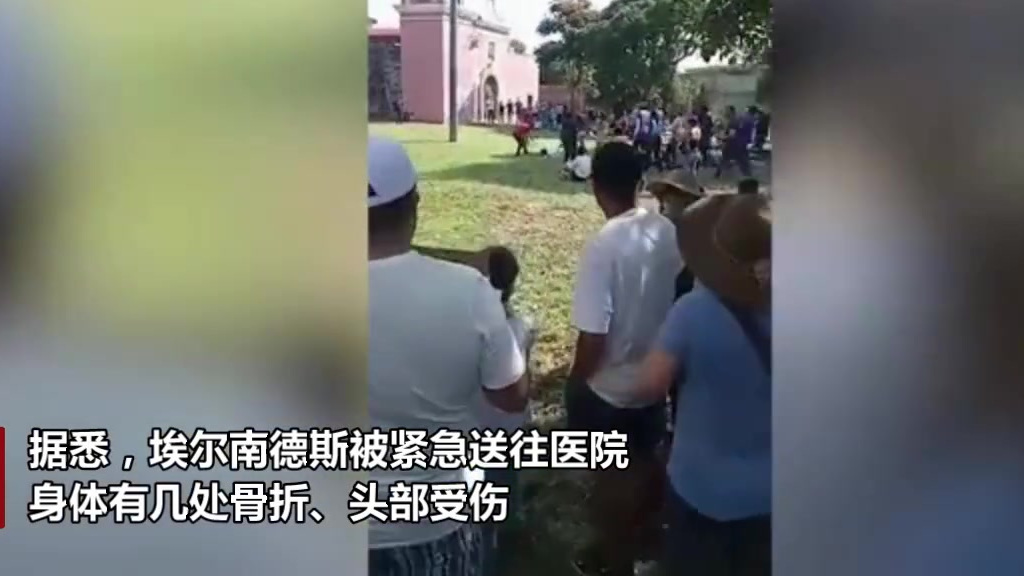 【墨西哥一名杂技演员表演空中舞蹈时安全绳断裂摔下 幸运存活】墨西哥普埃布拉一名杂技演员当地