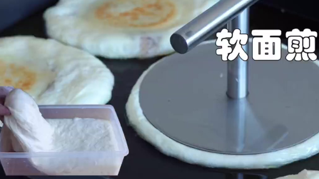 今天教大家做煎饼!自己在家做水软面,能烙饼能蒸包子 ~