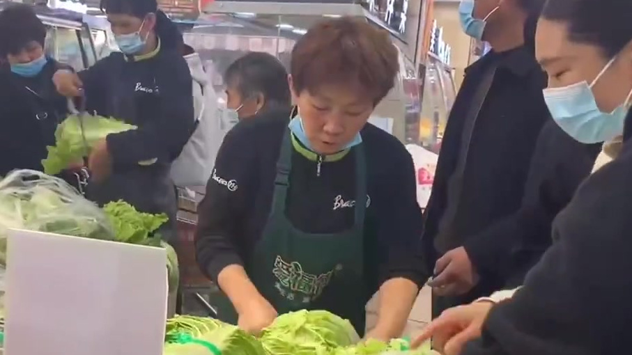 【郑州部分超市人流量增多,不少市民购买米面等,超市方:供应充足】11月3日,河南郑州,大河
