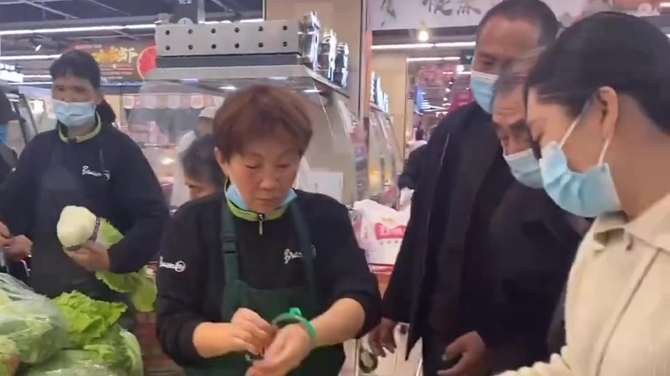 【郑州部分超市人流量增多,不少市民购买米面等,超市方:供应充足】11月3日,河南郑州,大河