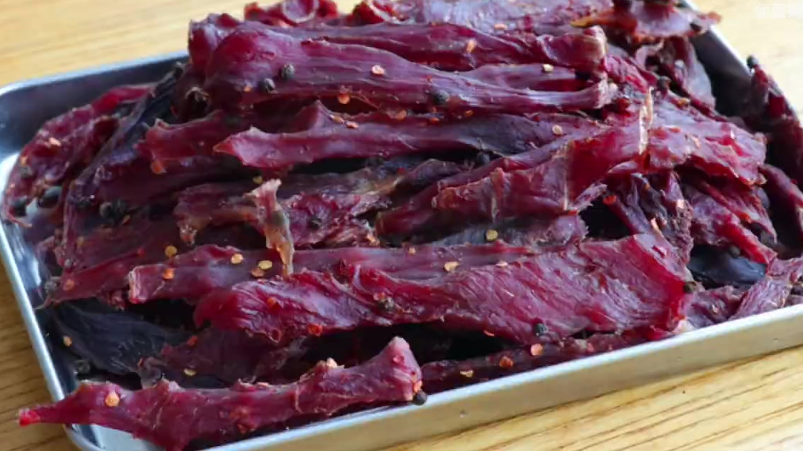 #美食之都#在家用猪肉也能做风干肉,配料做法简单,和牛肉干一样劲道又拉丝～