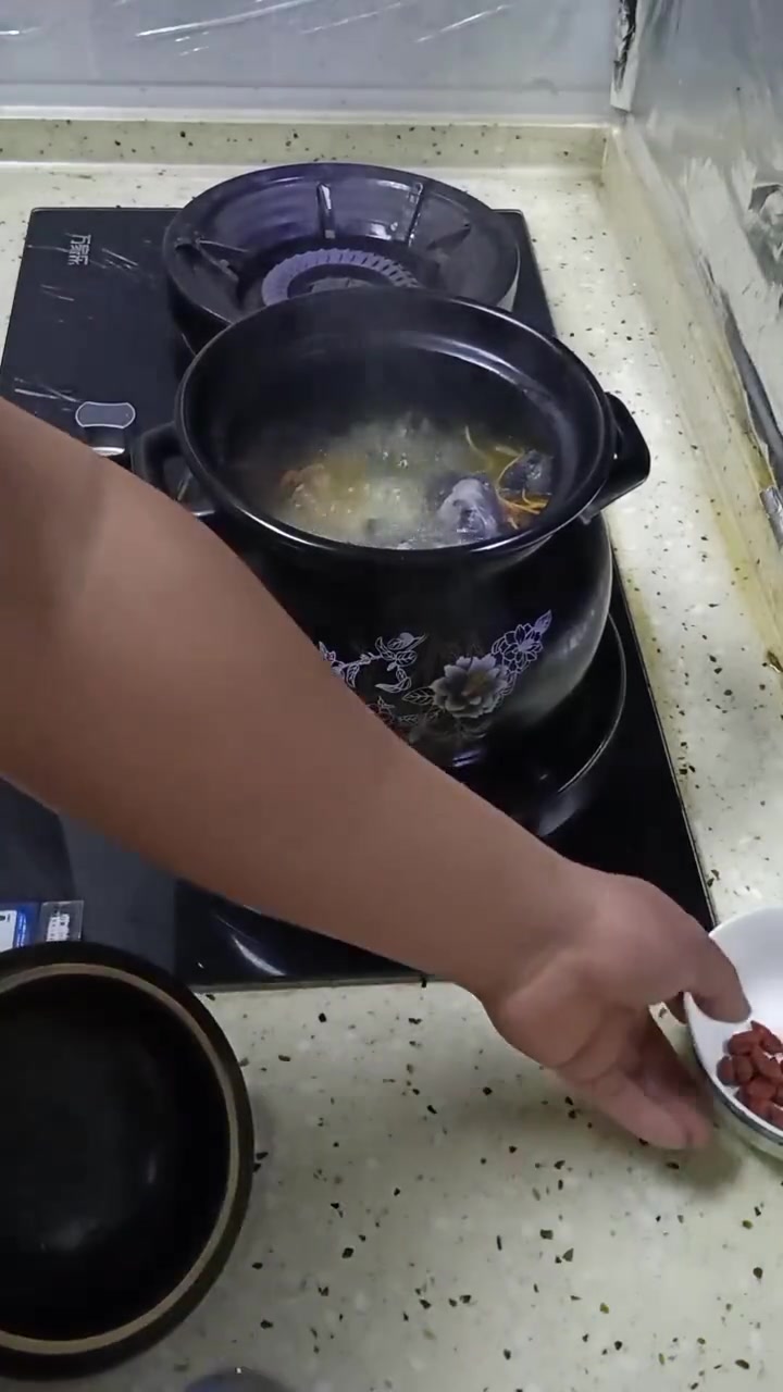 月子乌鸡汤怎么炖好喝又营养还下奶。
