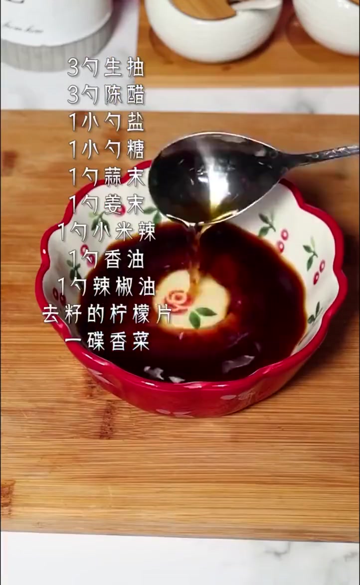 【柠檬手撕鸡腿做法】酸酸辣辣,开胃爽口,好吃又下饭,做法简单,美食get√ (美食天天见)