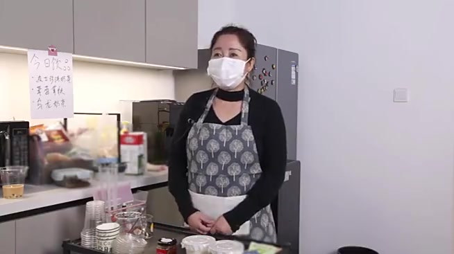 【杭州保洁阿姨自制盲盒奶茶引排队忙到没时间跳广场舞】杭州一保洁阿姨因女儿喜欢开始自学奶茶做