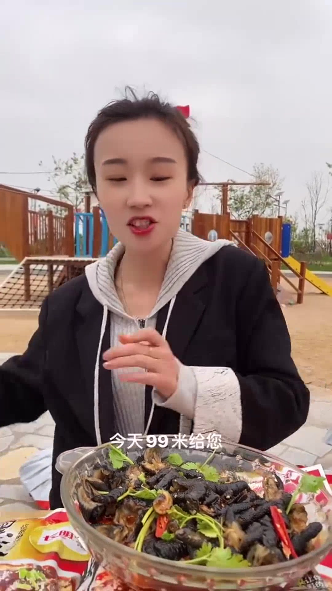 每只鸡爪都是人工去骨留筋的麻辣无骨黑鸡爪,麻辣鲜香好吃又过瘾