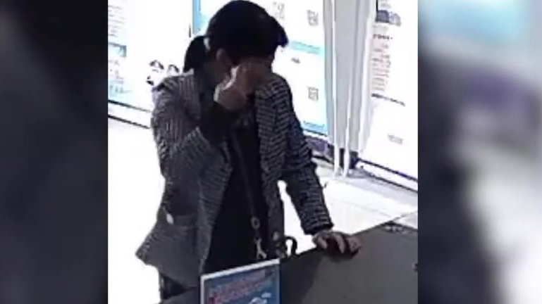 【破防了!女子户籍室看到亡夫照片泣不成声 [流泪]】日前,一女子来到安徽省滁州市公安局半塔
